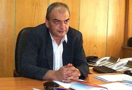 В земята потъна! Дирят под дърво и камък ексшефа на полицията в Перник!