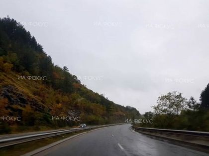 Благоевград: Интензивен е трафикът в областта, пътните настилки са мокри и хлъзгави