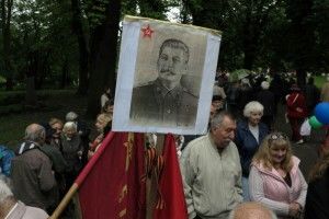 Когато главнокомандващият натовец се ръкува със сталинистите
