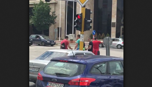 Пълна простотия! Пичлигари трошат светофари в София посред бял ден! ВИДЕО
