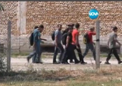 Забраняват на бежанците да напускат лагера в Харманли (видео)