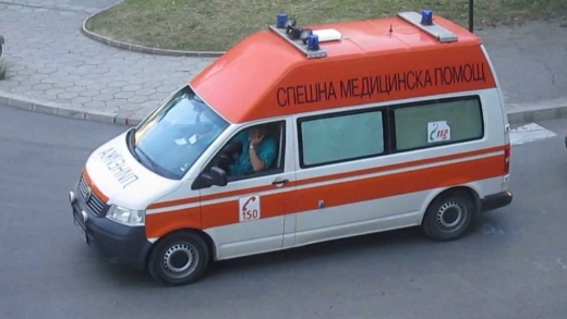Шофьор изхвърча от колата си при обратен завой, заби се в микробус