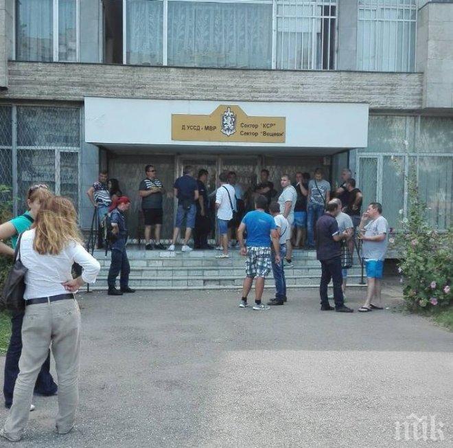 Подигравка! 100 полицаи висят цял ден за пари за дрехи – не им дават нищо! (СНИМКА)