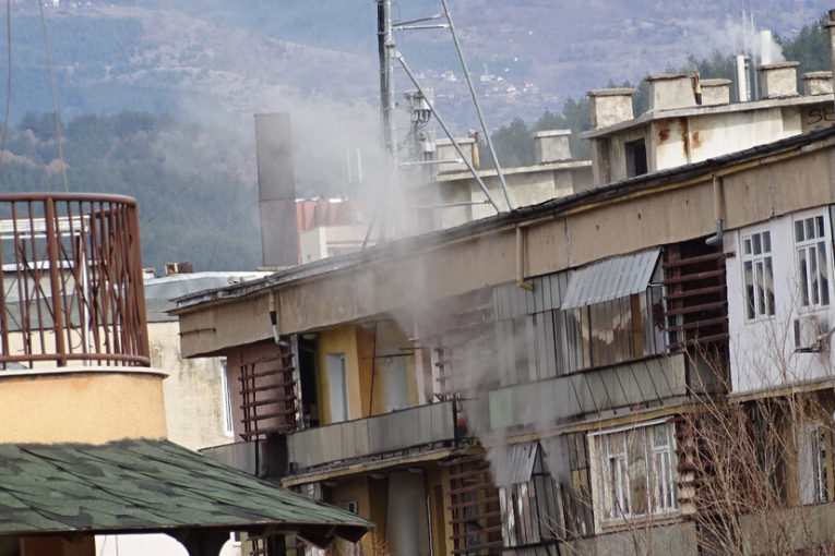 ОГНЕН УЖАС! Пожар горя в Благоевград, две деца са вдишали дим