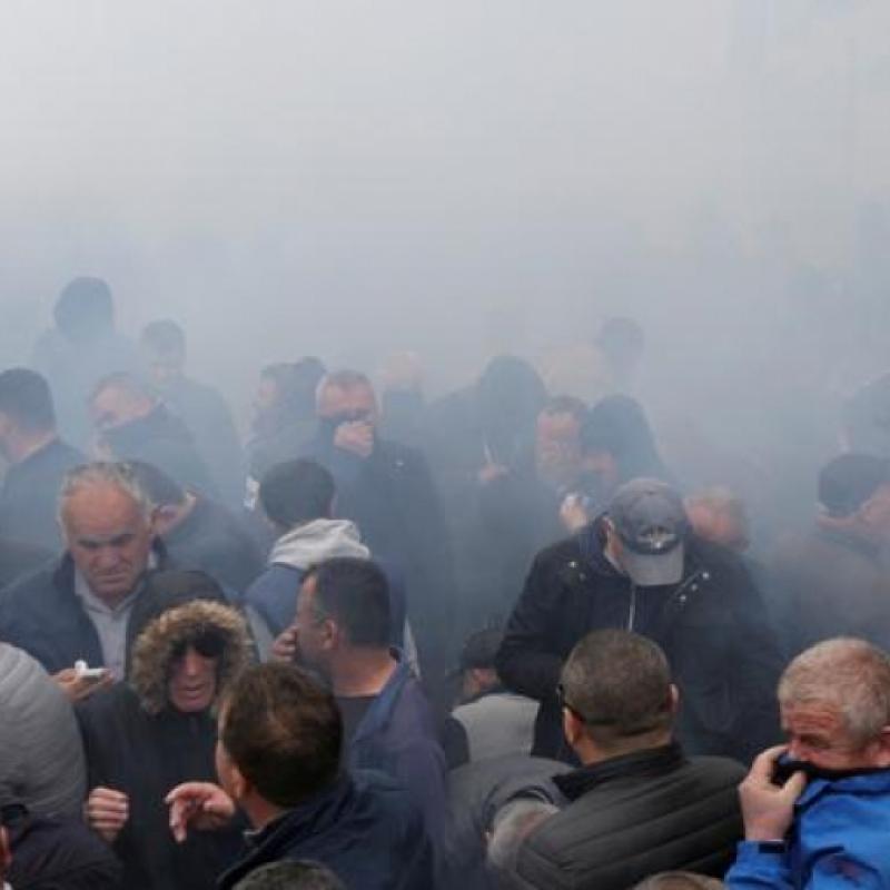 „МКД“ (Македония)“ : Протестиращите в Албания са опитали да нахлуят в парламента