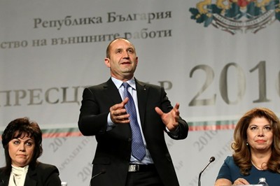"Ню Йорк Таймс" за изборите в България и Македония: Удар в критичен момент