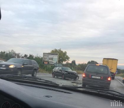 Опел и Фолксваген се помляха край Лясковец, има ранени (СНИМКИ)