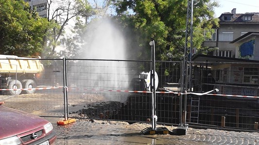 Тежки дни за Спартак Николов! Воден фонтан от спукан водопровод при ремонта на бул. 