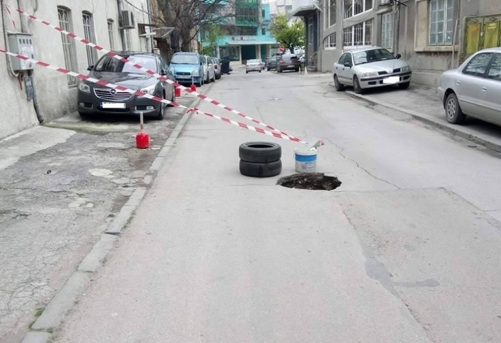 СНИМКА: Брутална дупка се отвори във Варна