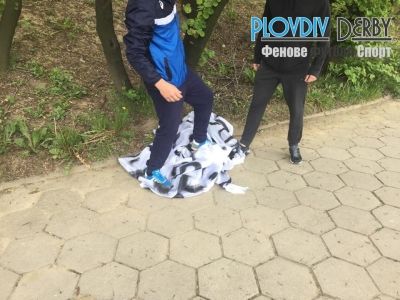 Фенове на Ботев свалиха плаката от Бетонния! Търсиха и втори