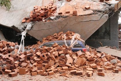 Багери събарят незаконна къща в Столипиново
