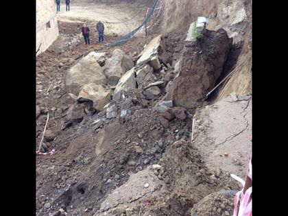 200 кубика бетон и 2 метра стена спират
свлачището в "Горни Воден"