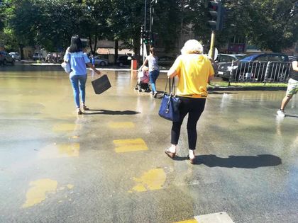 Огромна авария наводни центъра на Варна! Водата извира от асфалта (СНИМКИ)