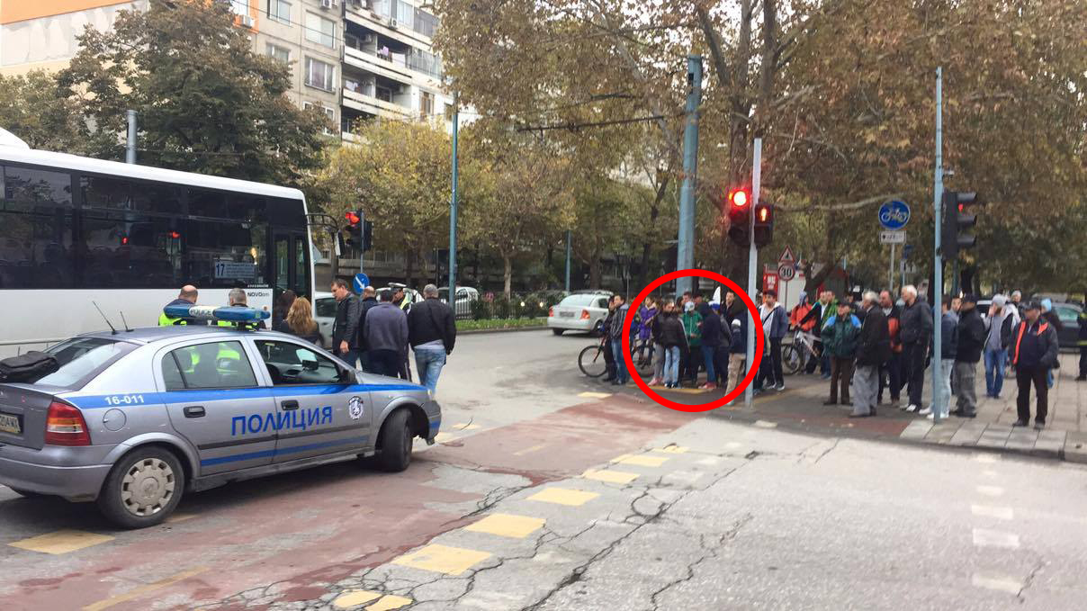 Труп в Пловдив се превърна в селфи-забавление за петокласници! (СНИМКА)