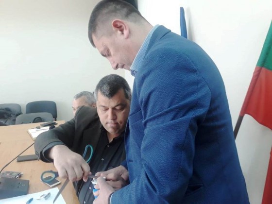 Благоевград: Председателят на РИК адв. Мартин Бусаров и секретарят на комисията Исмет Узунов нараниха трите печата, с които ще работят по време на изборите
