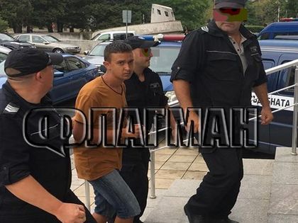 Докараха с белезници в съда убиеца, заклал брутално малката Никол, гледа уплашено (СНИМКА)