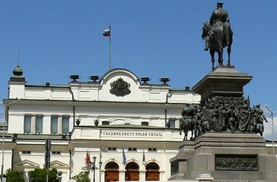 Парламентът прие на първо четене по-строги наказания за каналджийство и трафик на хора