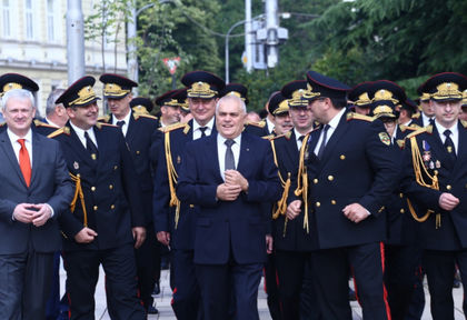 Навръх празника на МВР министърът възмутен: Полицаите нас пазят, а тях ги поръчват - това ще спре!
