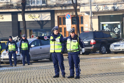 Служители на КАТ плъзват по пътя към Сърбия