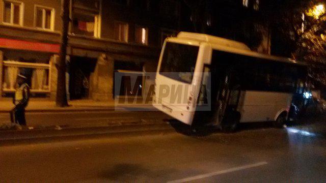 Ексклузивни кадри: Автобус отпори мантинелата на Сточна гара! (СНИМКИ)