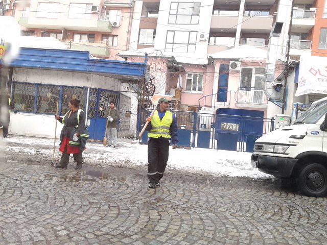 Лъснаха булевардите, лед по малките улици