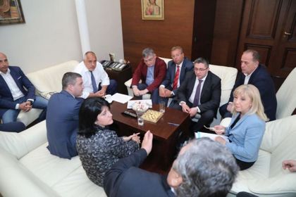 Започна срещата на премиера с превозвачите за тол системата