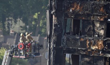 Загиналите при пожара в Лондон вече са 30