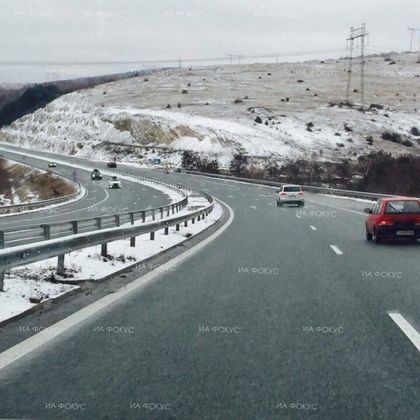 София: Шофьорите трябва да се движат с повишено внимание по автомагистрала „Хемус“ след разклона на Ботевград в посока София заради непочистени и заледени участъци