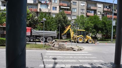 Ремонтират тротоарите по бул.