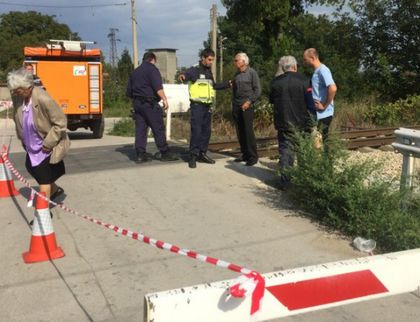 Влак помете автомобил на жп прелез! Двама загинаха