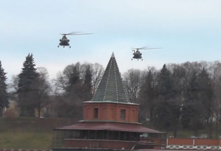Хеликоптери над Кремъл, спасяващи Путин от неизвестна заплаха, стреснаха московчани (ВИДЕО)