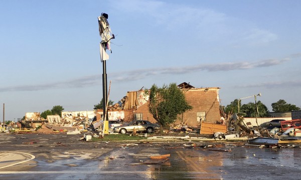 Двама души загинаха при торнадо в щата Оклахома