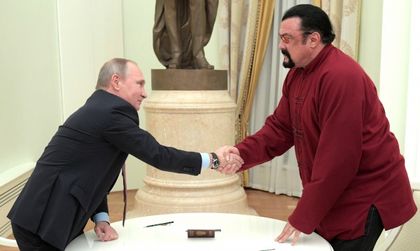 Путин лично поднесе на Стивън Сегал новия му паспорт