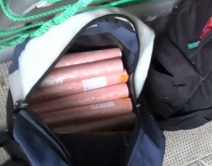 Плевен: Голямо количество незаконни пиротехнически изделия са иззети от къща в Кнежа