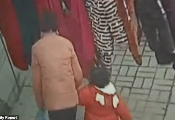 ВИДЕО показва как трафикант примамва тригодишно момиче с играчка, преди да я отвлече (СНИМКИ)