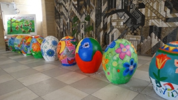 В Асеновград деца рисуват огромни магически яйца