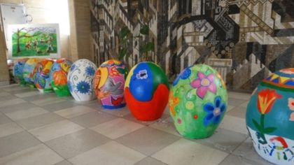 В Асеновград деца рисуват огромни магически яйца