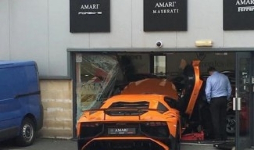 Lamborghini мина през витрина по време на фотосесия