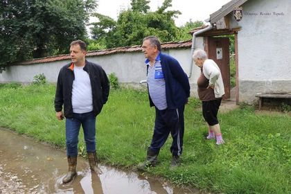 Велико Търново: Продължава отводняването на дворове в село Хотница, кметът Даниел Панов ръководи на място дейностите