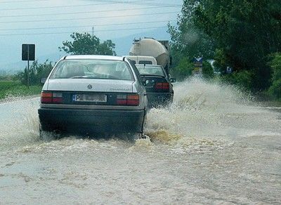 Страшна буря в Асеновград, изкорени дървета, наводни улици