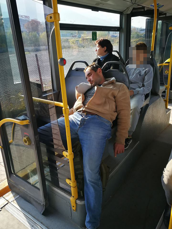 Мъж се просна и заспа в градския транспорт на София (СНИМКА)