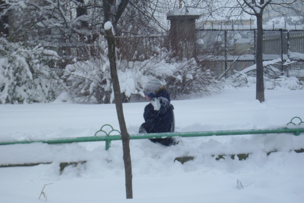 Затвориха училищата и детските градини в Мадан заради снега