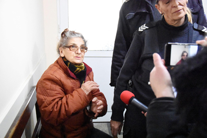 Баба Веселинка: И аз съм жертва на измамници! Старицата, използвана като муле, бе пусната под домашен арест