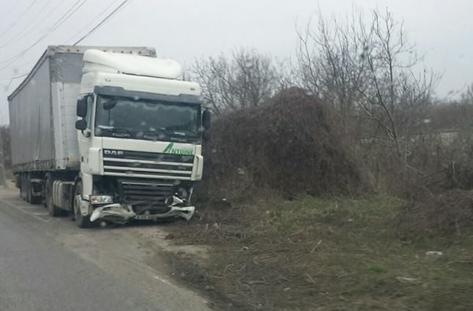 ТИР прати Ауди в насрещното край Пловдив! Жена е в болница, шофьор бяга от ПТП-то