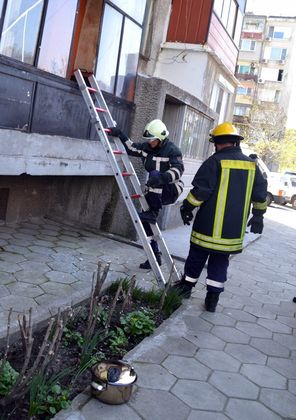 3 пожарни, полиция и линейка на крак за загоряла манджа