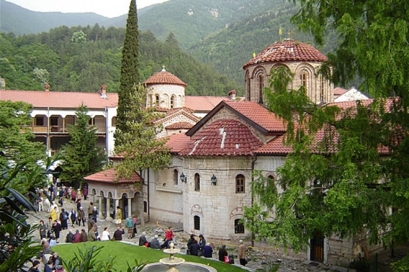 Стотици вярващи се стичат към Бачковския манастир за Голяма Богородица