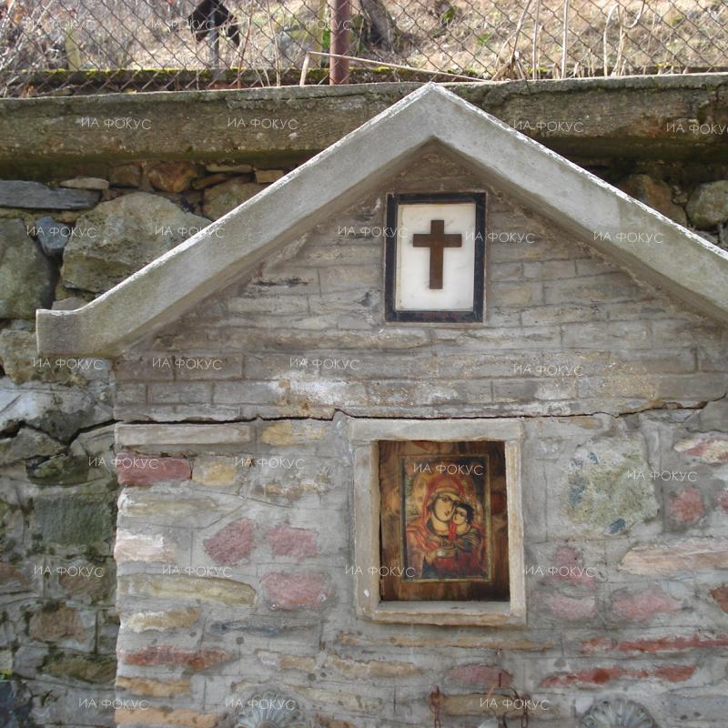 Пловдив: 38-годишен мъж е задържан в Първомай за кражба на кутия с парични дарения от параклис