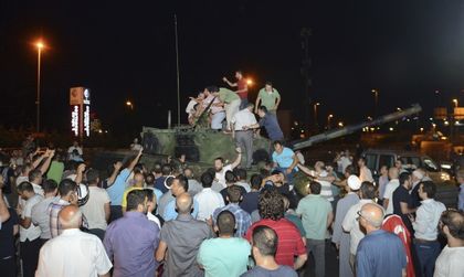 При преврата в Турция: Убити са 42-ма цивилни и полицаи