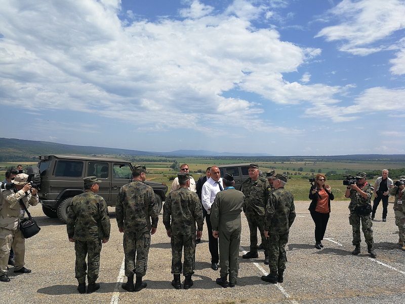 Премиерът Бойко Борисов наблюдава военни демонстрации на полигона 
