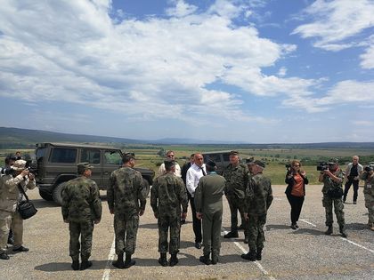 Премиерът Бойко Борисов наблюдава военни демонстрации на полигона